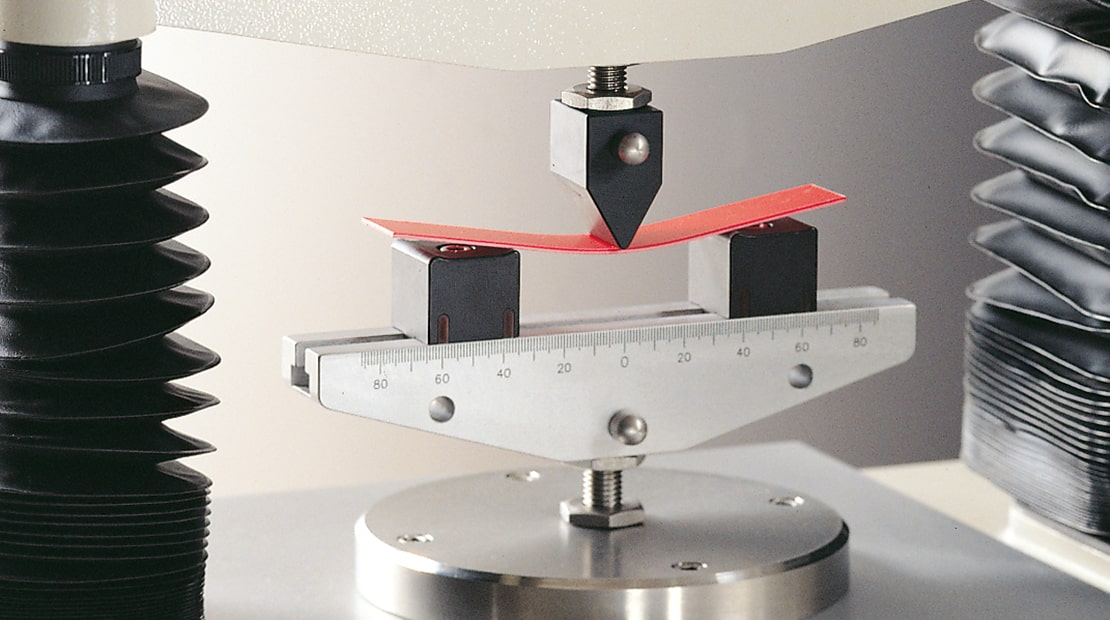 Three point bend test of plastic on the TA.HDplus Texture Analyser